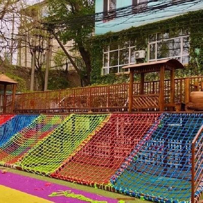 Rete da arrampicata colorata di nylon per il parco giochi